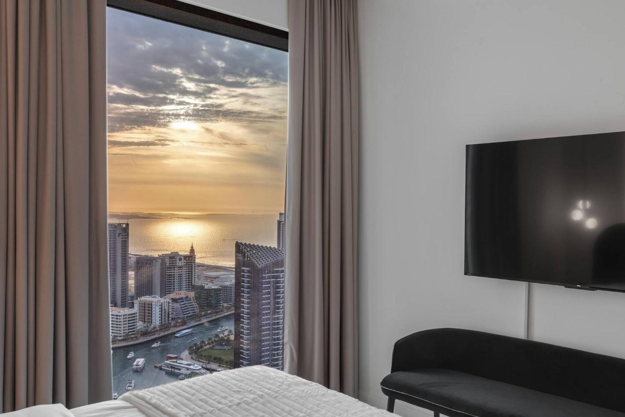 The Ultimate Luxury - Eye & Marina Views Apartment